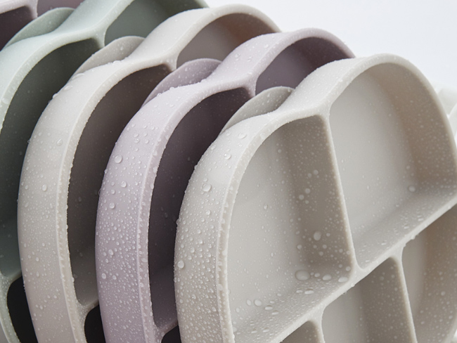 S-FT_14.jpg/ 一體成型無死角,清潔方便不卡垢,ianbaby頂級鉑金矽膠吸附學習餐盤耐高溫消毒,不必擔心細菌滋生問題。