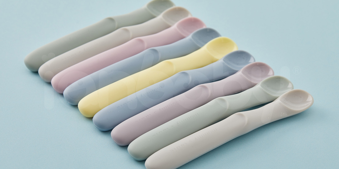 S-SP_08.jpg/ ianbaby頂級鉑金矽膠餵食湯匙Stage.1圓潤飽滿的握柄設計,有助於小肌肉抓握能力發展,無異材質接合疑慮,零銳角設計,亦可當作寶寶固齒器。