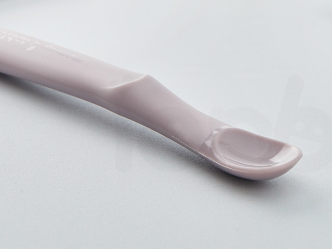 S-SP_10.jpg/ 一體成型無死角,清潔方便不卡垢,ianbaby頂級鉑金矽膠餵食湯匙Stage.1耐高溫消毒,不必擔心細菌孳生。