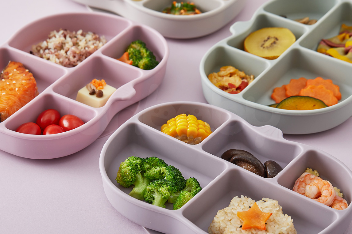 S-FT_05.jpg/ ianbaby頂級鉑金矽膠吸附學習餐盤顏色多樣，搭配食材更顯美味，增加寶寶自主進食興趣。