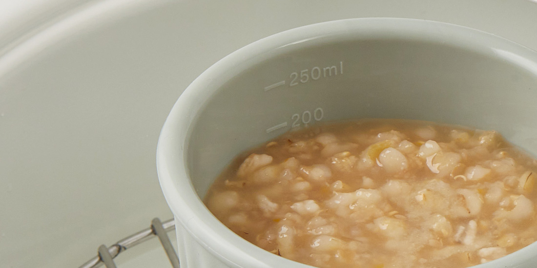 S-SB_04.jpg/ 貼心刻度標示,以50ml為一單位,ianbaby頂級鉑金矽膠多功能防漏碗方便媽媽準備或調整餐點。