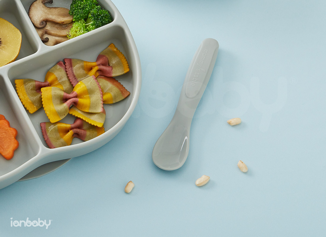 S-SP_16.jpg/ ianbaby頂級鉑金矽膠餵食湯匙Stage.2勺面根部微收腰設計,方便寶寶施力含住,光滑亮面無阻力,減少食物殘留。