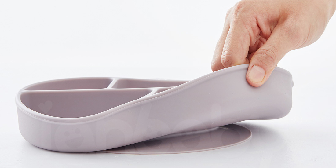 S-FT_08.jpg/ ianbaby頂級鉑金矽膠吸附學習餐盤一體成型底部強力吸盤設計,能穩固吸附於平滑桌面,有效降低餐盤被打翻的頻率。