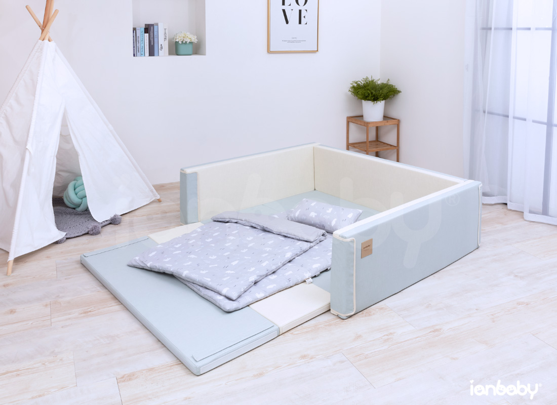 M-BP_11.jpg/ ianbaby 韓製遊戲城堡2.0鋪上專屬QQ睡墊，可當成嬰兒床使用，單開側門下爸媽進出方便。
