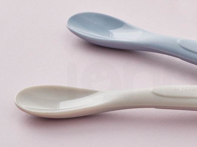 S-SP_20.jpg/ ianbaby頂級鉑金矽膠餵食湯匙Stage.2一體成型無死角,清潔方便不卡垢,耐高溫消毒,不必擔心細菌孳生。