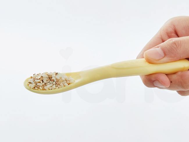 S-SP_18.jpg/ ianbaby頂級鉑金矽膠餵食湯匙Stage.2完美長度設計,能輕易舀取碗底食物,長時間握著也不感疲憊。