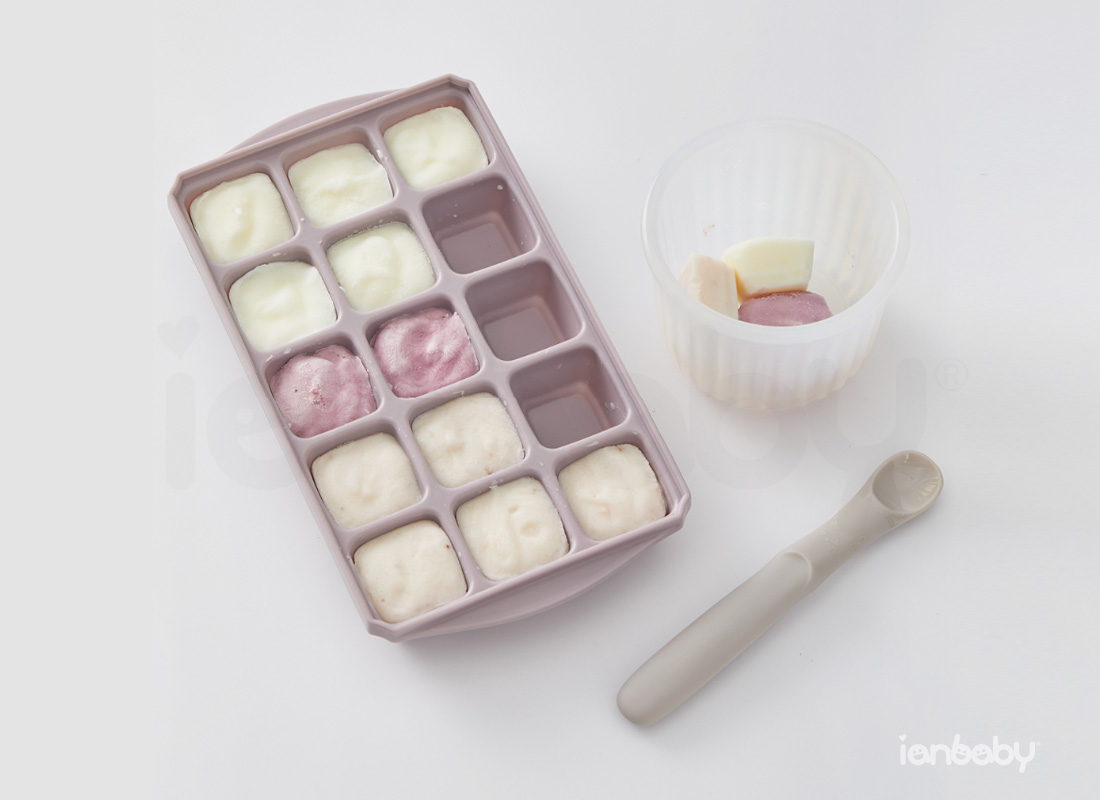 S-IC_09.jpg/ ianbaby頂級鉑金矽膠多功能食品分裝盒搭配防漏碗與湯匙使用,滿足副食階段的各個需求。