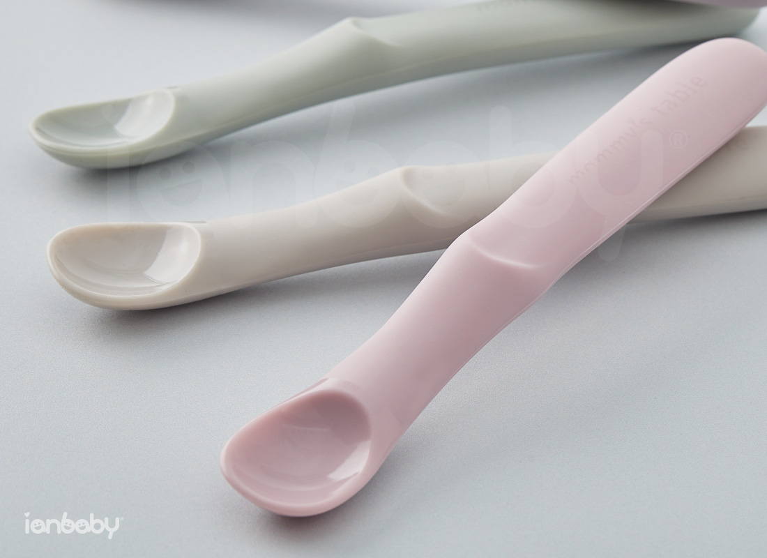 S-SP_03.jpg/ ianbaby頂級鉑金矽膠餵食湯匙Stage.1勺面根部微收腰設計,方便寶寶施力含住,光滑亮面無阻力,減少食物殘留。