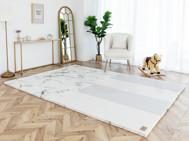 M-FM_60.jpg/ ianbaby 2in1韓製兒童折疊墊銀狐大理石,正反面皆可使用,隨空間的變化更改空間風格,有助於延長產品的使用年限。