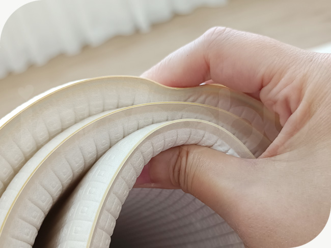 M-RM_09.jpg/ ianbaby蒟蒻捲墊無縫設計,清潔方便不卡垢。密合壓邊技術,與未封邊或布質包邊產品相比,可阻隔灰塵和液體,不必擔心內部髒污耐用性高。