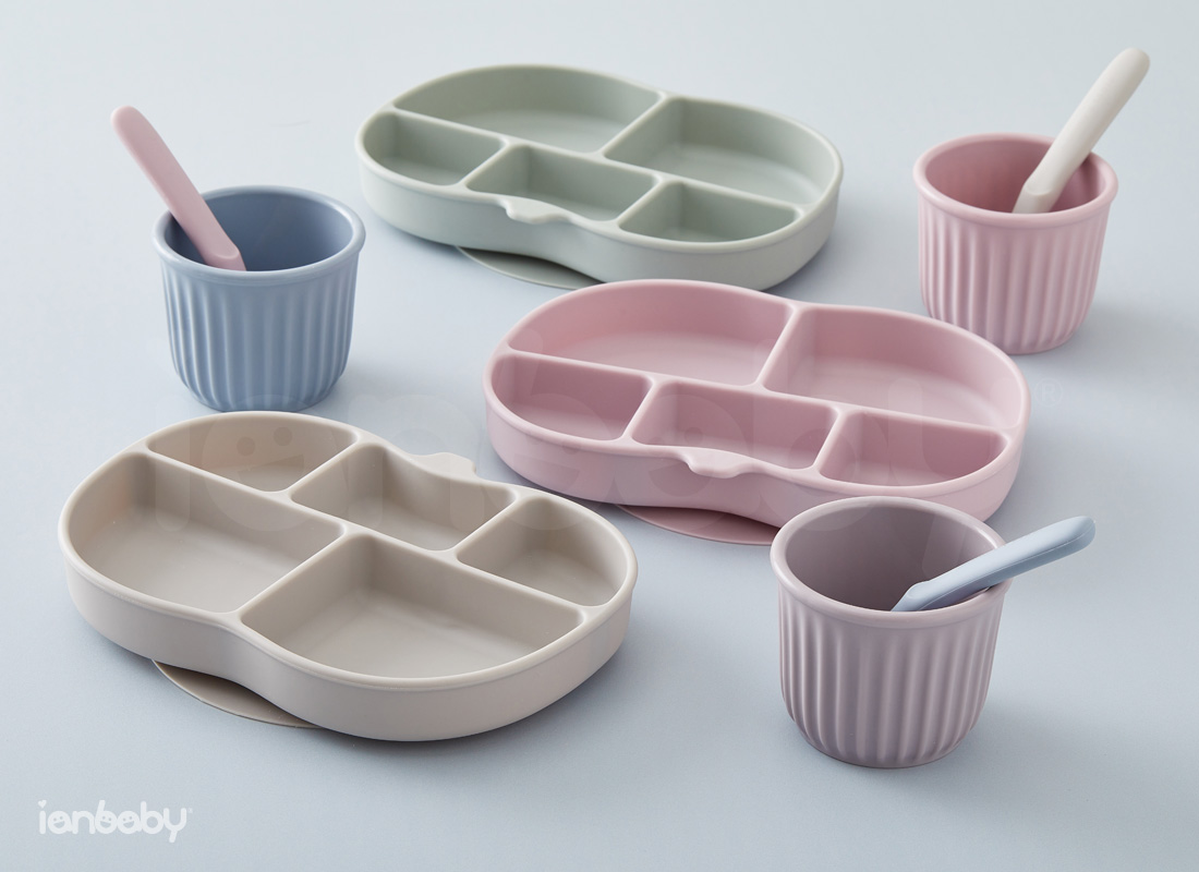 S-FT_16.jpg/ ianbaby頂級鉑金矽膠餐具柔和優雅的低採配色,穩定寶寶的用餐情緒,也為忙碌的育兒生活注入時尚品味。