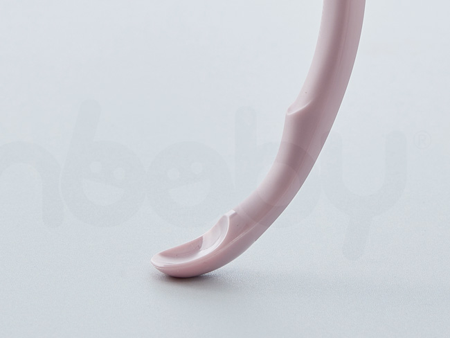 S-SP_11.jpg/ 材質加厚,堅固耐用不易老化,邊緣滑順不刮手,ianbaby頂級鉑金矽膠餵食湯匙Stage.1掉落時無須擔心寶貝受傷。